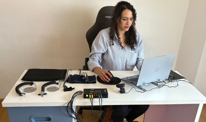 Evaluadora de Talento Kapital operando el software de poligrafía con sensores dispuestos en la mesa