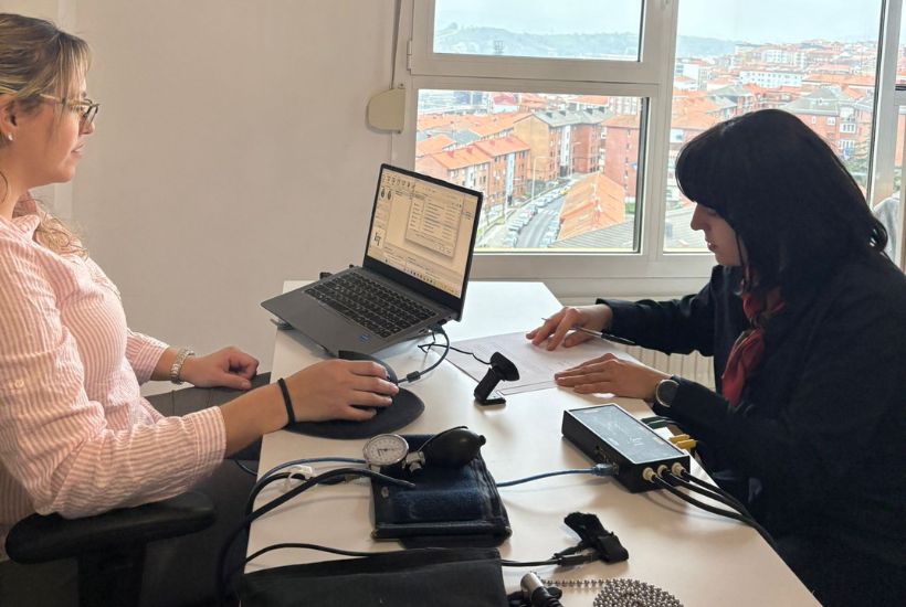 Entrevista de control de confianza realizada por el equipo de Talento Kapital en un entorno corporativo